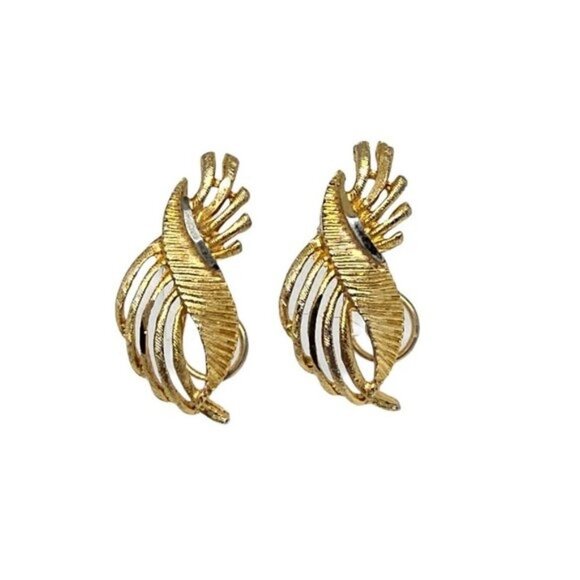 Vintage signed BSK Clip On Earrings Gold Tone Texturized Leaf Mid Century Modern - Picture 3 of 16